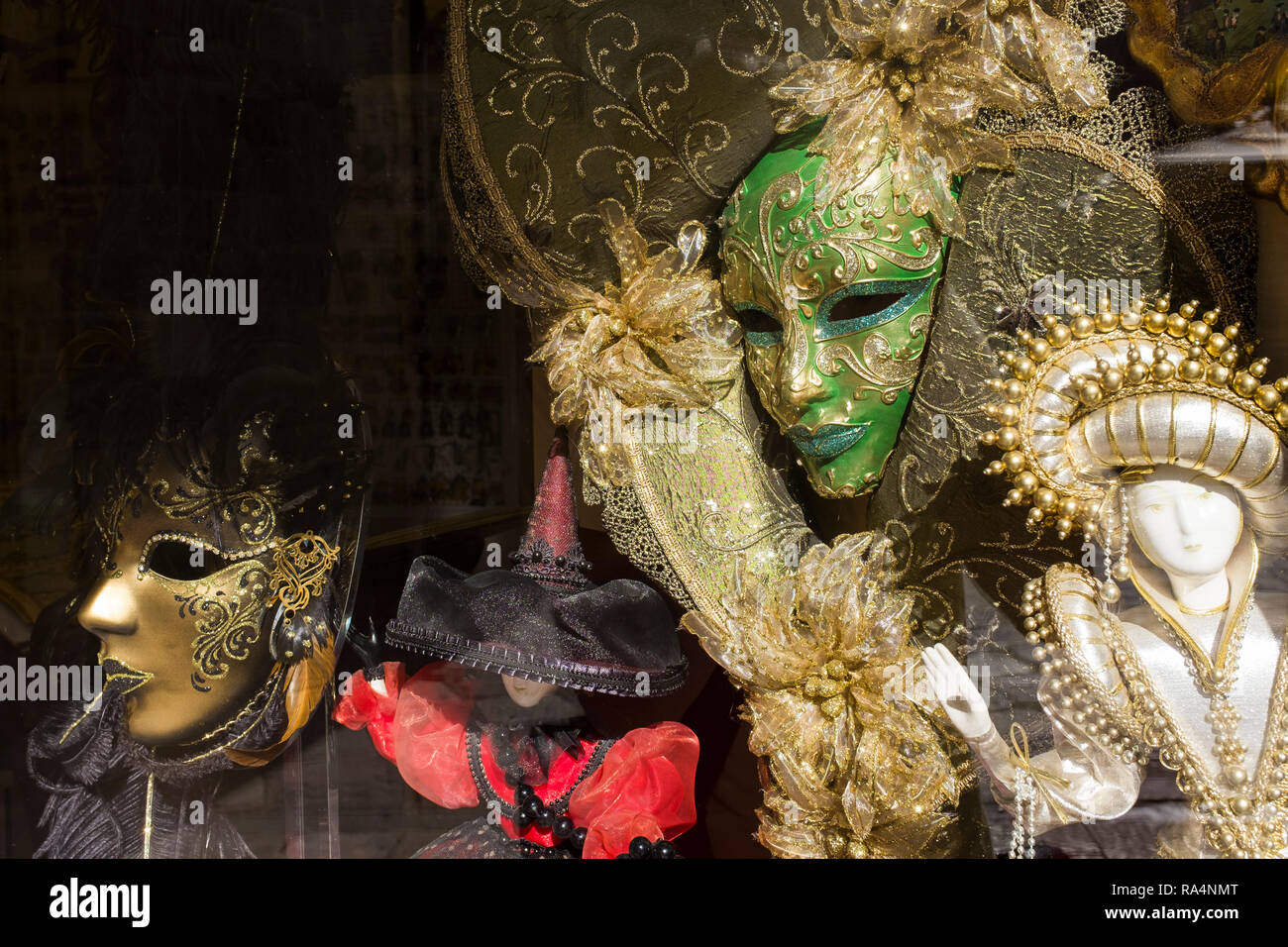 Arlequin masques à vendre dans les fabuleuses boutiques de la vieille ville de Kotor au Monténégro Banque D'Images