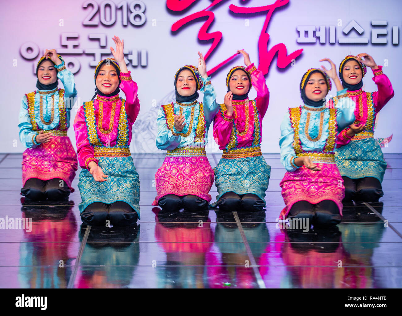 Des danseurs indonésiens qui dansent le traditionnel Ratoh Jrooe au festival de danse Mask à Andong, en Corée du Sud Banque D'Images