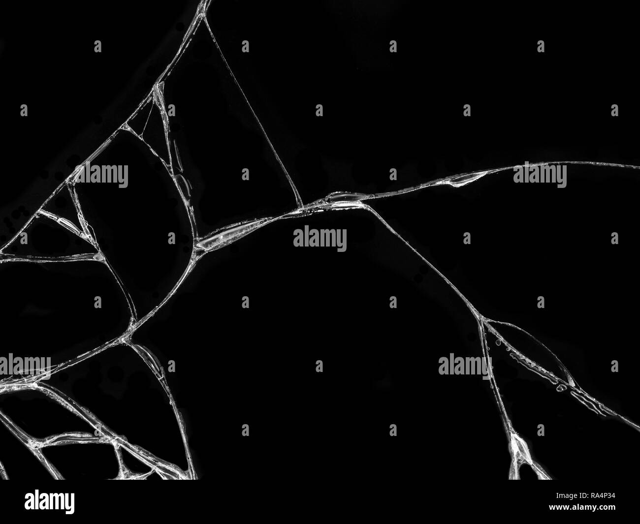 La texture de verre fissuré sur fond noir. Effet de verre craquelé réalistes isolées. Banque D'Images