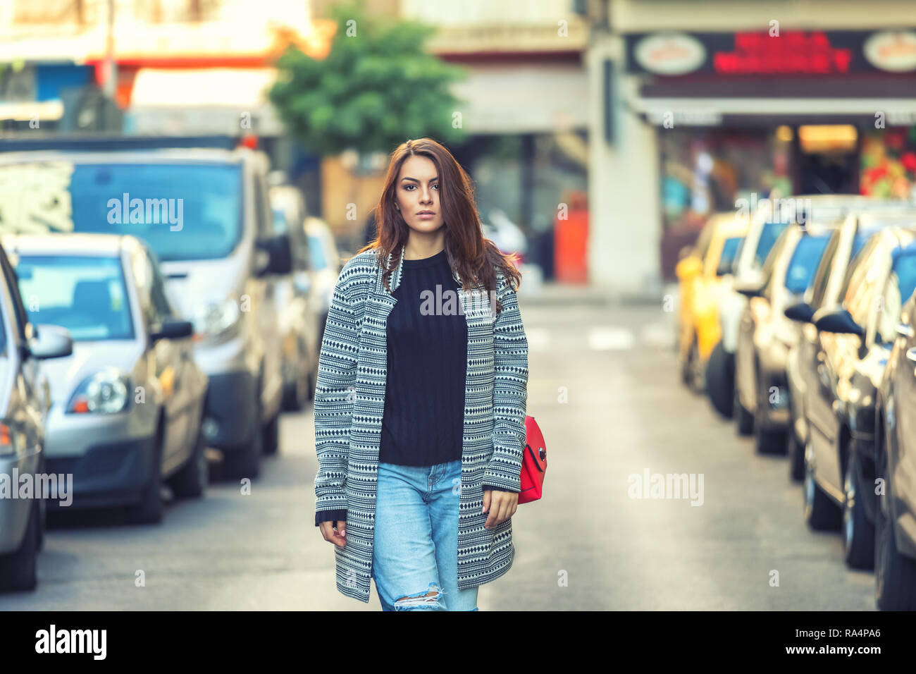 Belle jeune femme marche sur la rue urbaine de Rome. Vie active travel concept avec jeune fille hipster millénaire roadtrip en Italie Banque D'Images