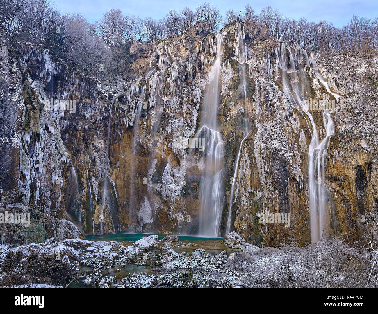 Grande cascade gelée, recouverte de neige et de glace tomber dans l'eau de piscine verte. Vue de haut en bas des falaises de fer à cheval . En scène Natio Plitvice Banque D'Images