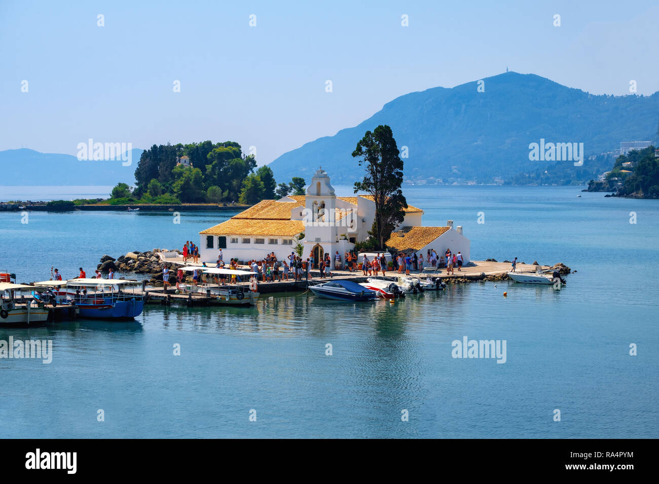 Vue panoramique sur le magnifique Vlachernes monastère sur l'île de Corfou en Grèce (Kerkyra) Banque D'Images