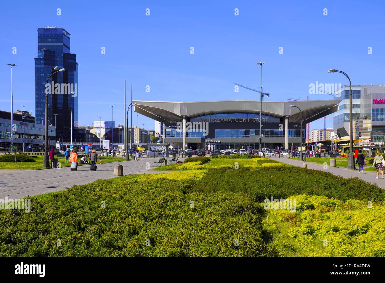 Polska, Warszawa - Srodmiescie - Dworzec kolejowy PKP - Warszawa Centralna wiezowce centrum Warszawy - Al. Jerozolimskie - Emilii Plater Varsovie, Pologne - la gare centrale de Varsovie et moderne skys Banque D'Images