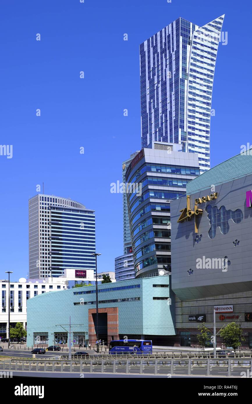 Varsovie, Mazovie / Pologne - 2018/06/08 : Vue panoramique du centre-ville avec des gratte-ciels modernes - Voile à Zlota 44 et terrasses d'or Shopping Centre à Jana Pawla II Street Banque D'Images