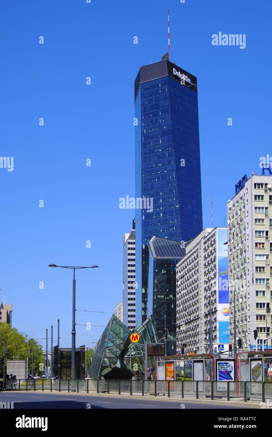 Varsovie, Mazovie / Pologne - 2018/06/08 : Vue panoramique du centre-ville avec des gratte-ciels modernes - Q22 à 22, rue Jana Pawla II Banque D'Images