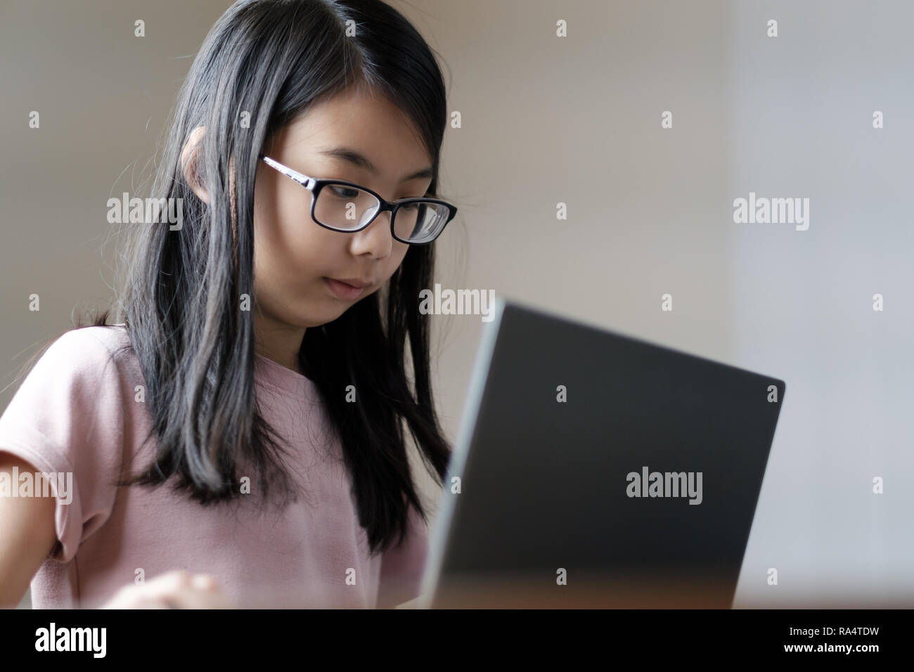 Jeune fille de l'école à l'aide de l'ordinateur portable Banque D'Images