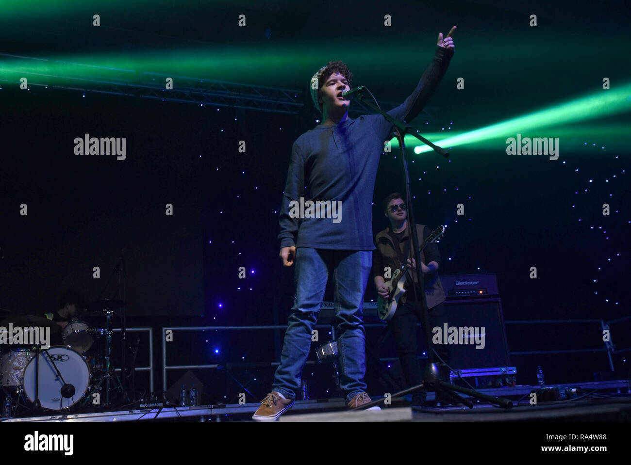 Les choses 'Stranger' star Gedichten Matarazzo effectue avec son groupe Travaux en cours à l'ouverture de nuit pour l'amour de Sci-Fi Convention au centre d'exposition de chapeaux melon : Gedichten Matarazzo Où : Manchester, Royaume-Uni Quand : 30 novembre 2018 Crédit : Graham Finney/WENN Banque D'Images