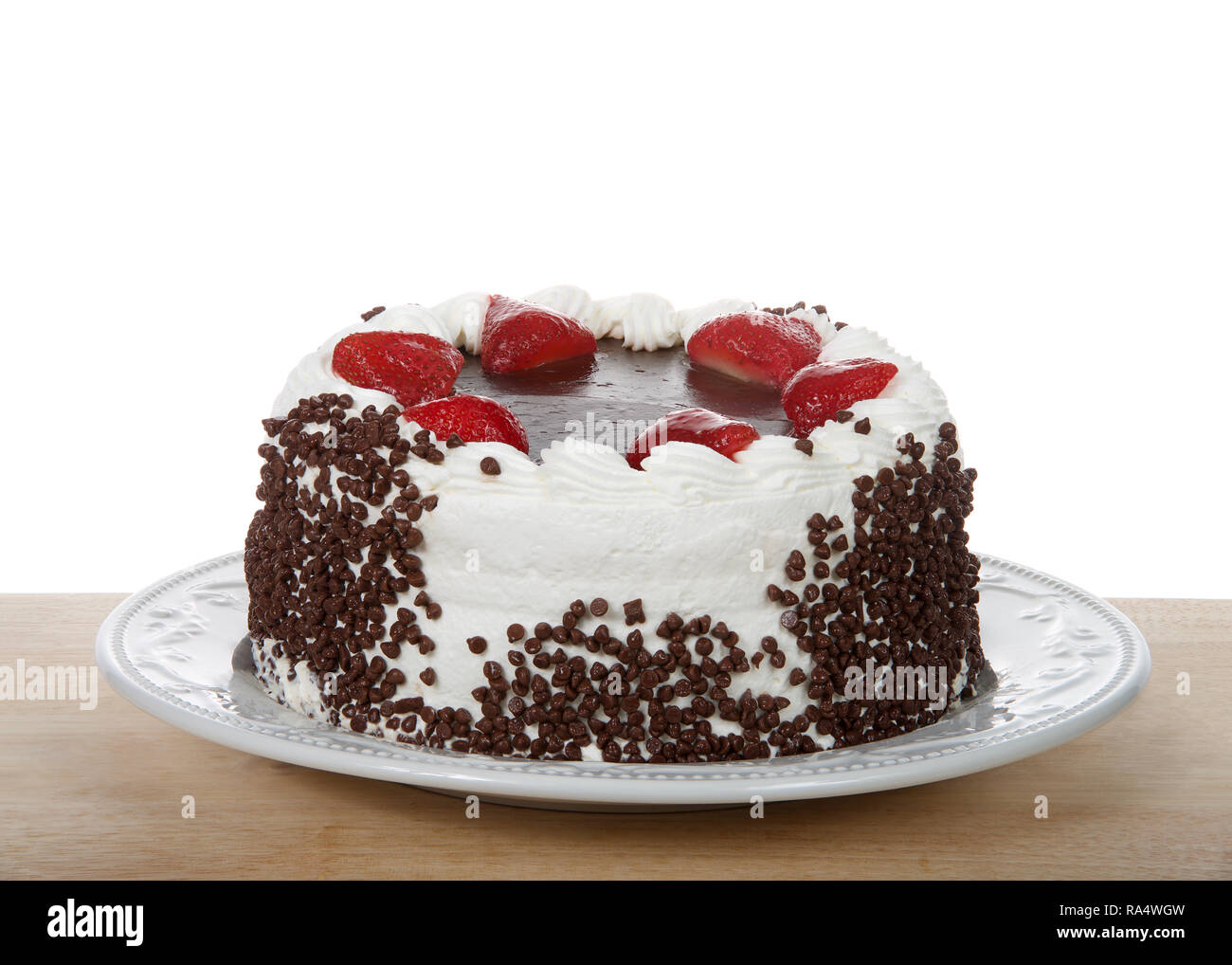 Glacage A Gateau Au Chocolat Avec Creme Vanille En Lustre De Chocolat Topping Entoure Par Des Fraises Trempees Dans La Glacure Morceaux De Chocolat Pre Photo Stock Alamy