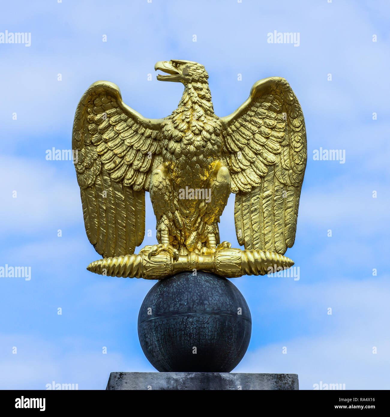 Aigle allemand emblème doré Photo Stock - Alamy