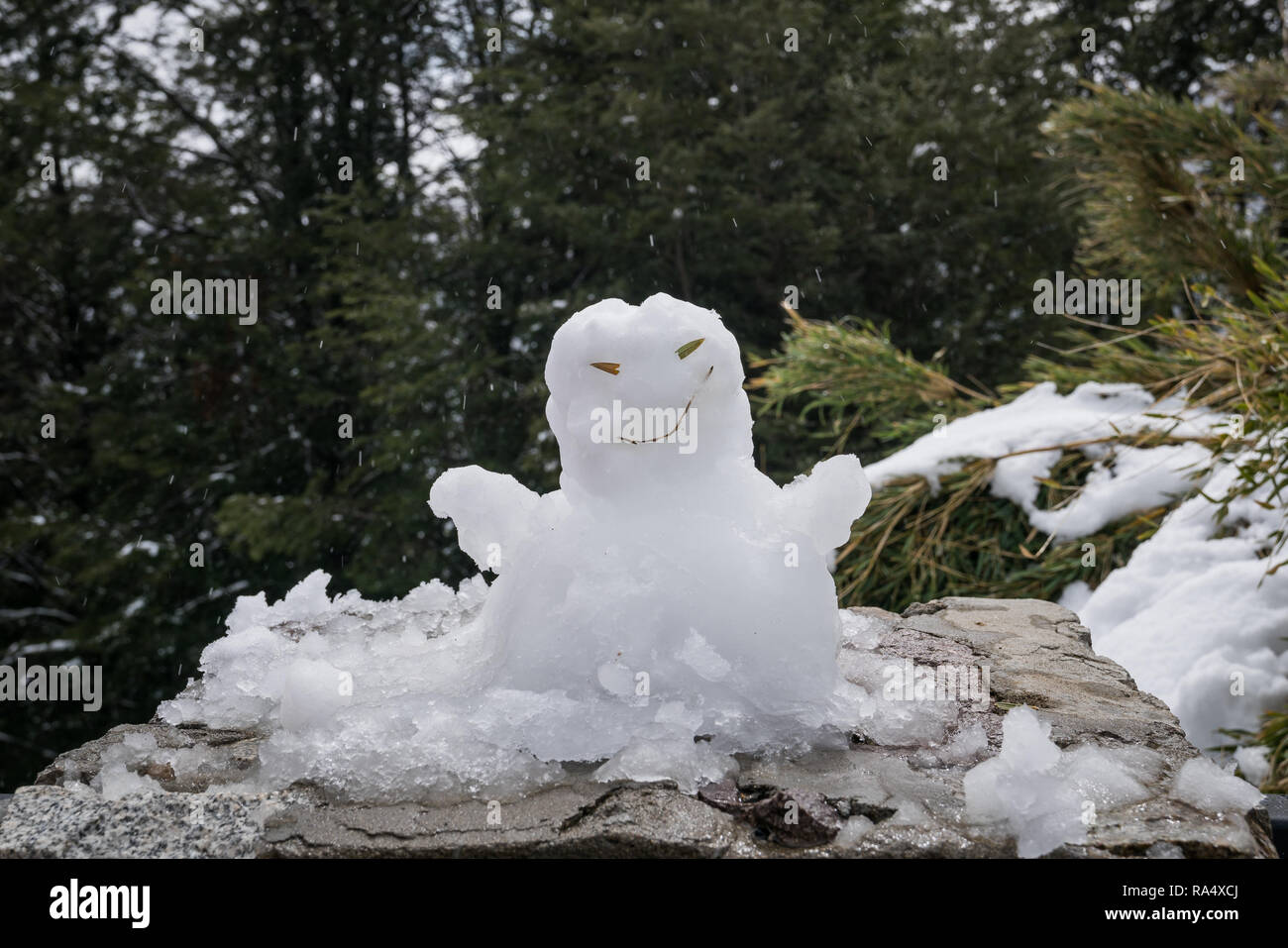 Bonhomme de neige blanche à base de produits frais sur un rocher dans la forêt de montagne de conceptuel saison de Noël Banque D'Images