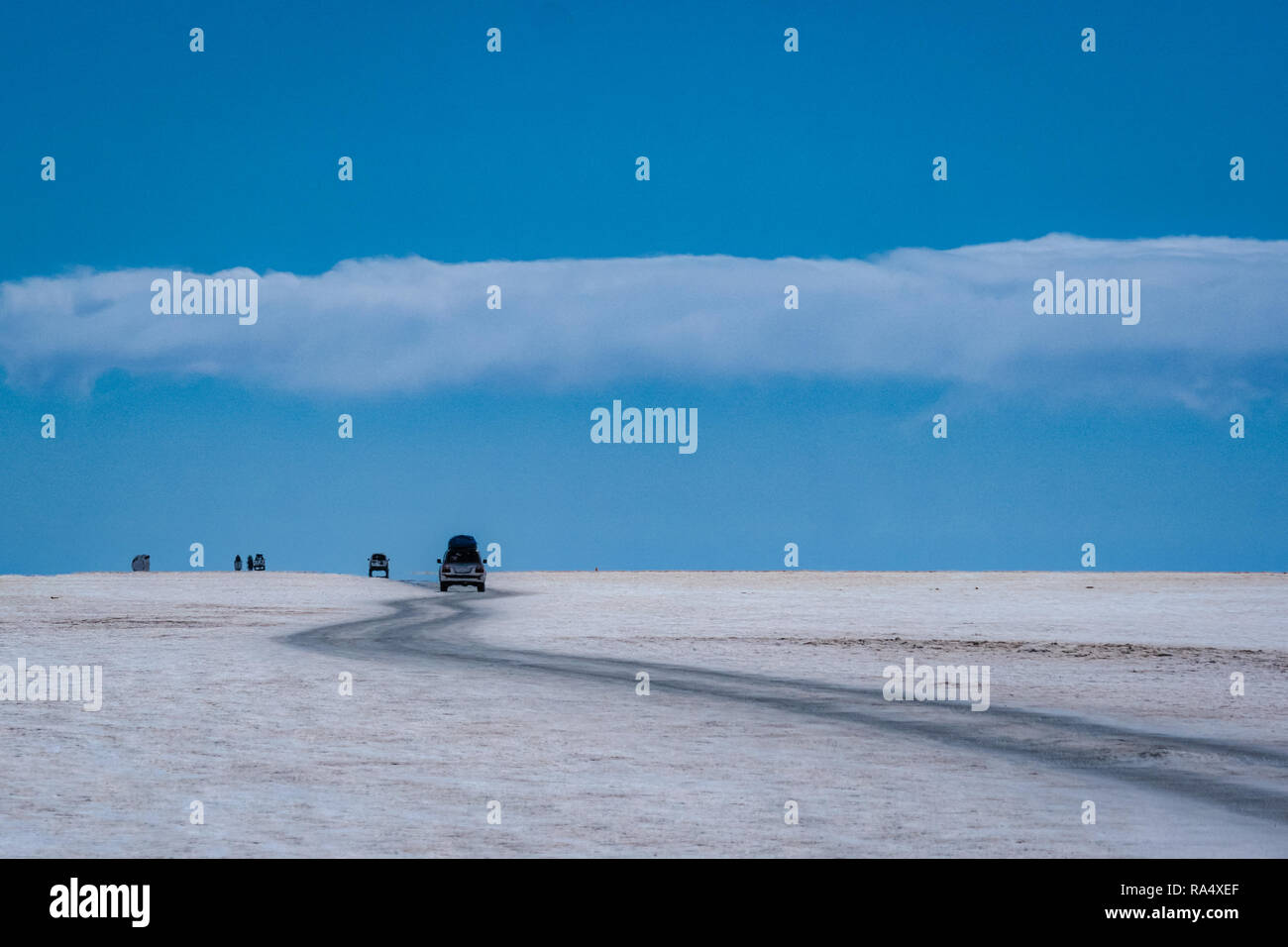 Conduite de véhicules par Salar de Uyuni le long d'une piste sinueuse, la Bolivie, l'Amérique du Sud Banque D'Images