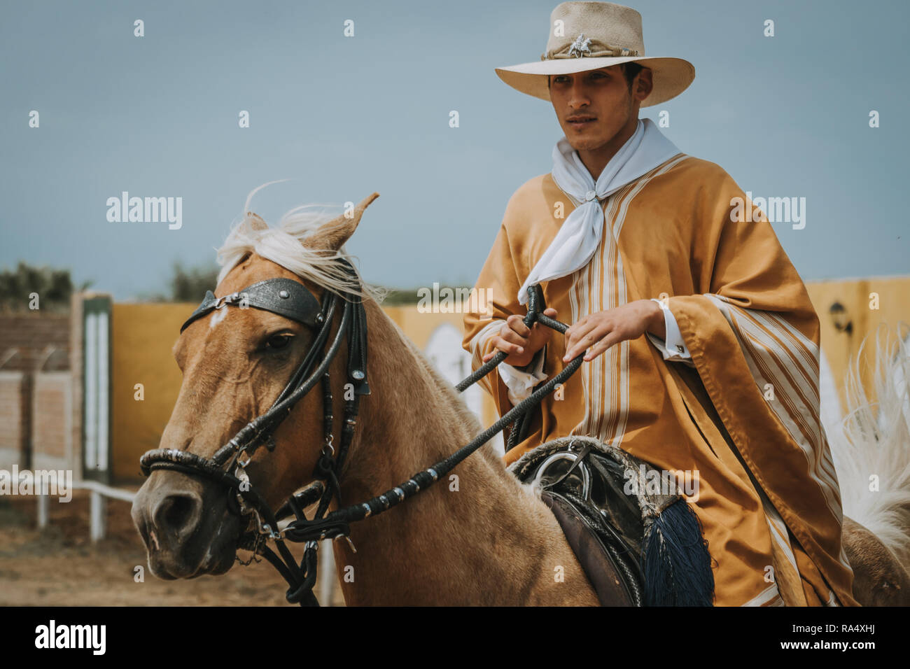 TRUJILLO, PÉROU - Septembre 2018 : Morochuco péruvienne à cheval de cow-boy, en vêtements traditionnels et hat, vue en gros plan Banque D'Images