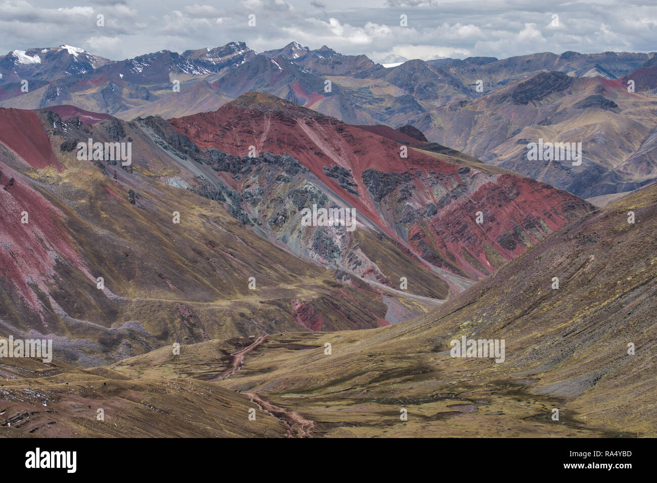 Vallée de montagnes escarpées, Vinicuna Pérou entourée de grands pics arides sous un ciel nuageux Banque D'Images