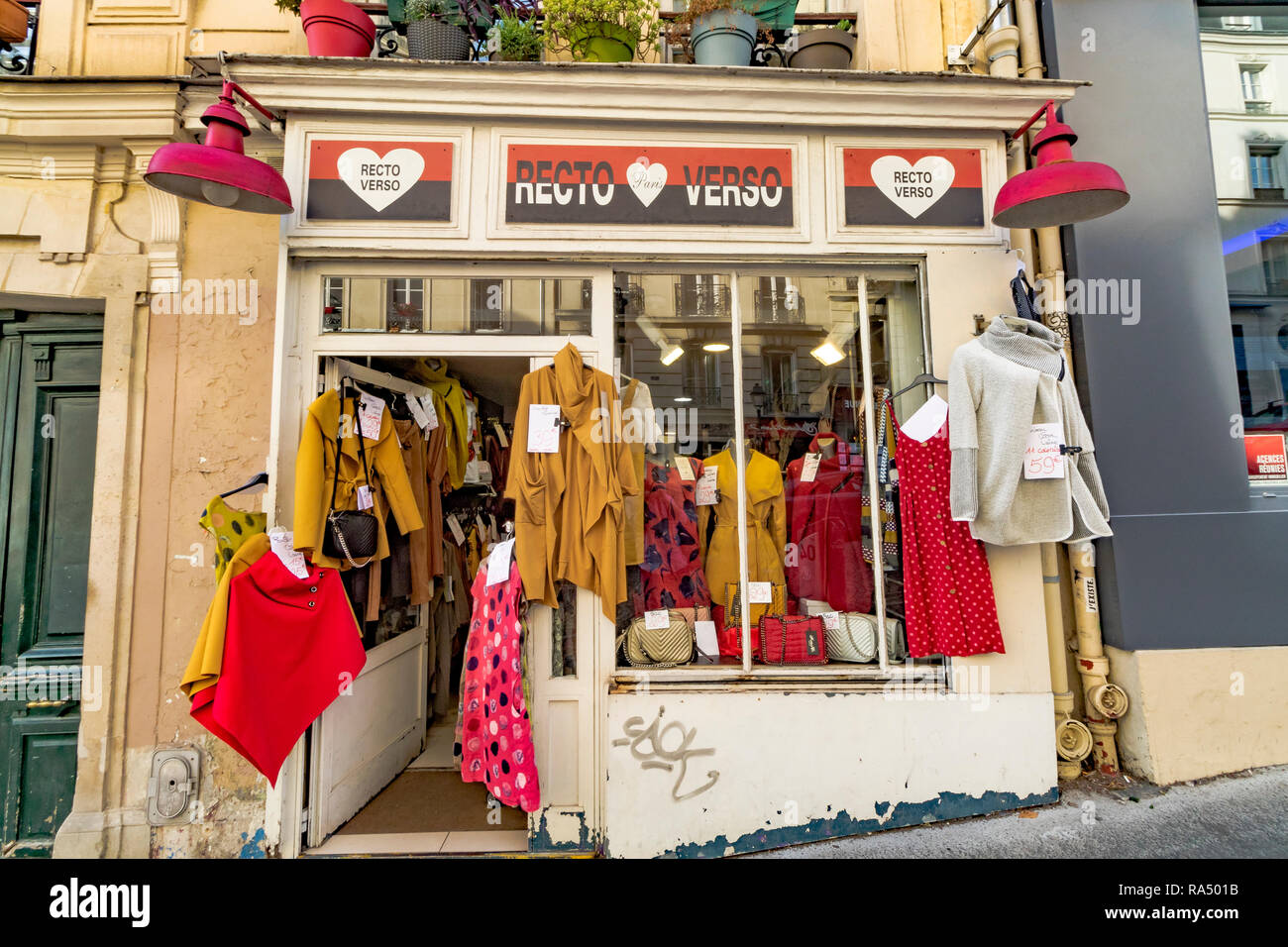 Recto Verso vêtements vintage shop , Rue Ravignan, Montmartre Paris Banque D'Images