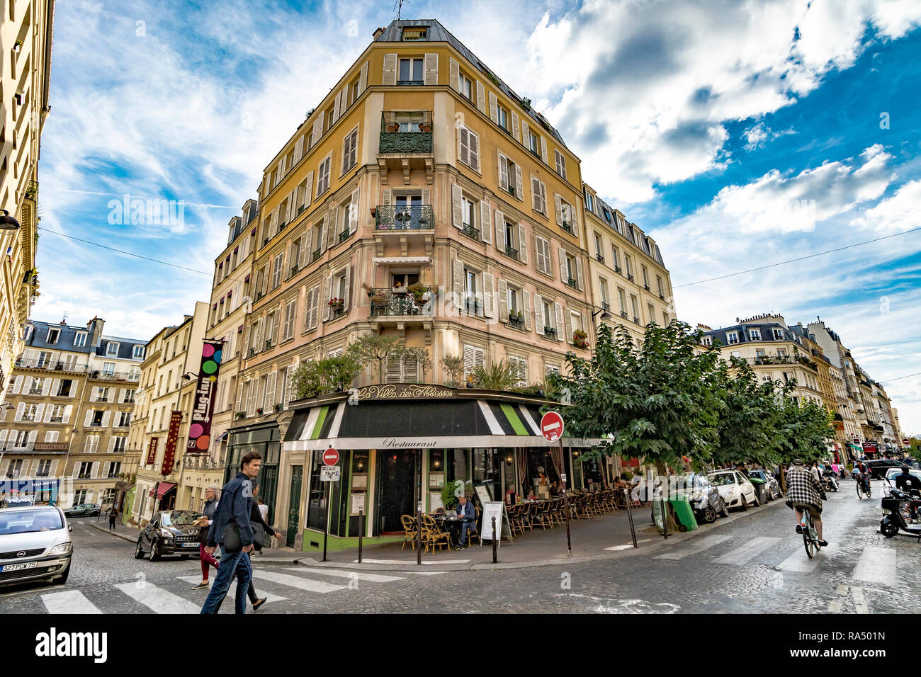 Des tables et des chaises sur le trottoir devant la Villa Des Abbessesa ,un café restaurant rue des Abbesses, Paris Banque D'Images