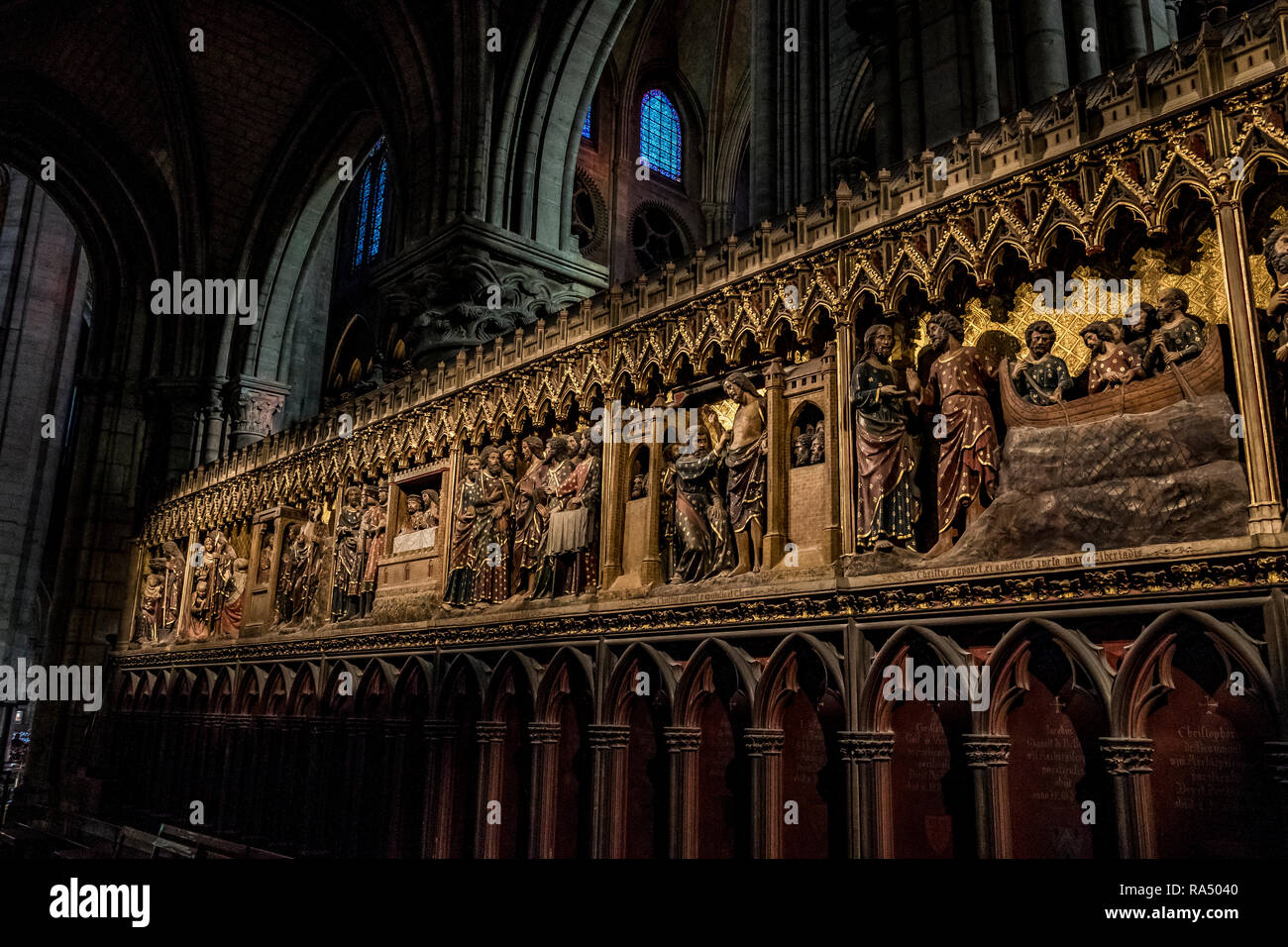 14e siècle, des sculptures en bois peint de la vie de Jésus sur un choeur à l'intérieur de la Cathédrale Notre Dame Paris France Banque D'Images