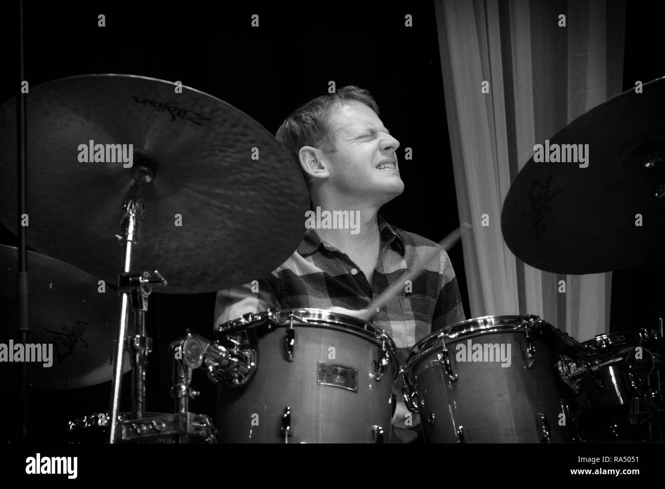 Andrew Bain Solo à la batterie avec le Hans Koller Big Band de Mike Gibbs  80e anniversaire, le Festival de Jazz 2017 Scarborough Photo Stock - Alamy