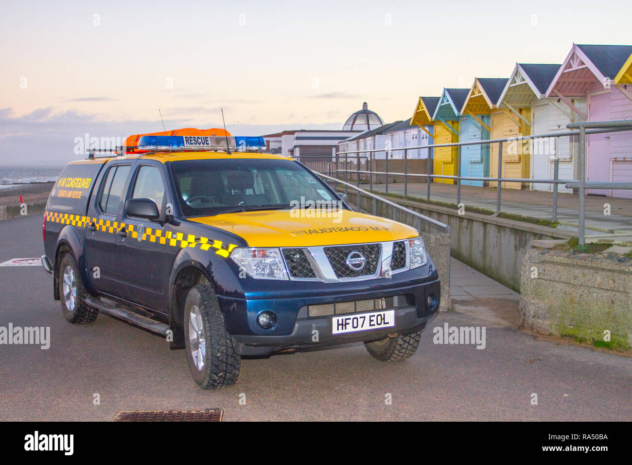 H.M. Coastguard, véhicules de recherche et de sauvetage, 2007 Nissan Navara DCI se LCV pick up double cabine, garée à l'extérieur des cabines de plage à Fleetwood, Royaume-Uni Banque D'Images