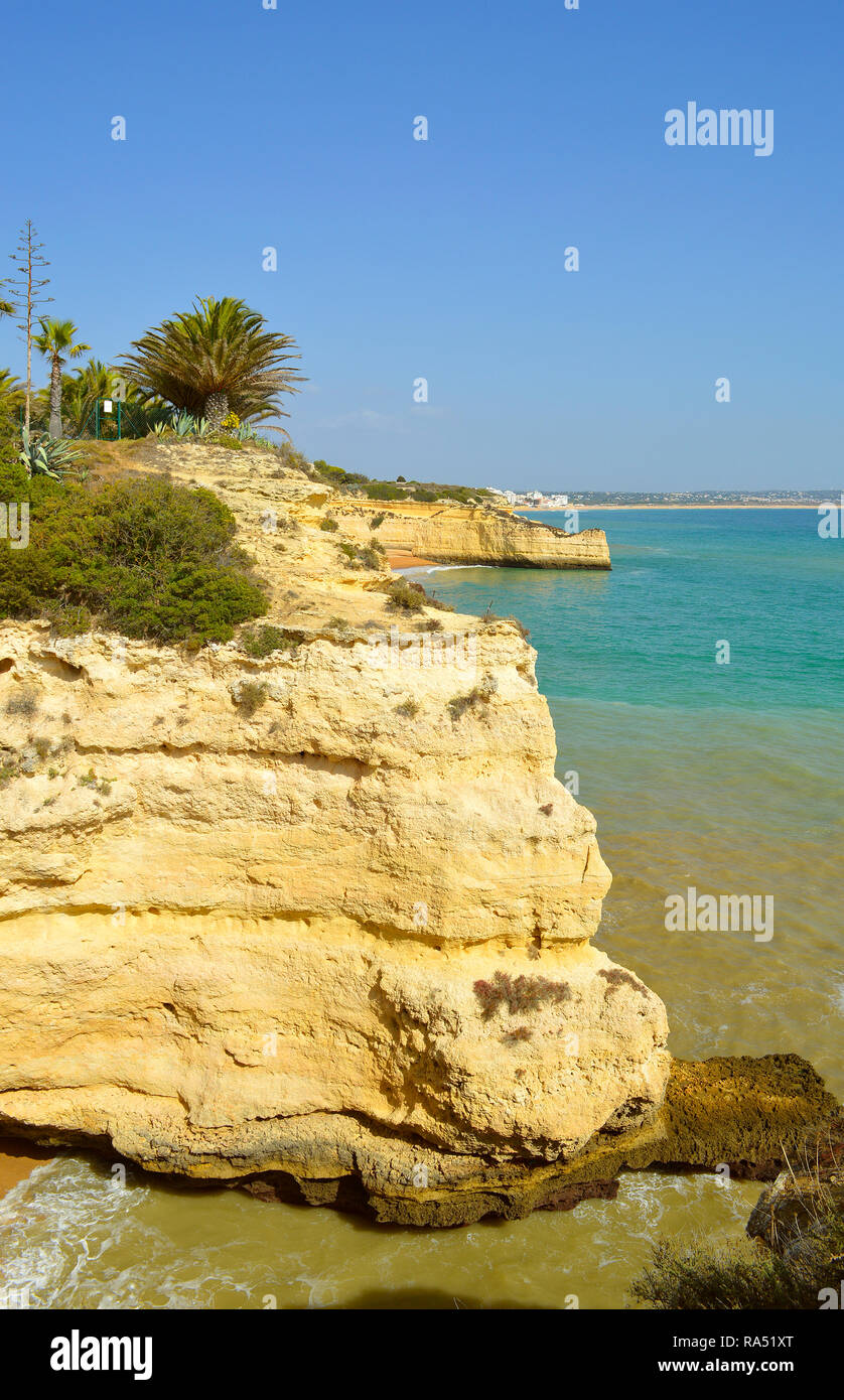 Cova Redonda Beach, Armacao De Pera sur la côte de l'Algarve au Portugal Banque D'Images