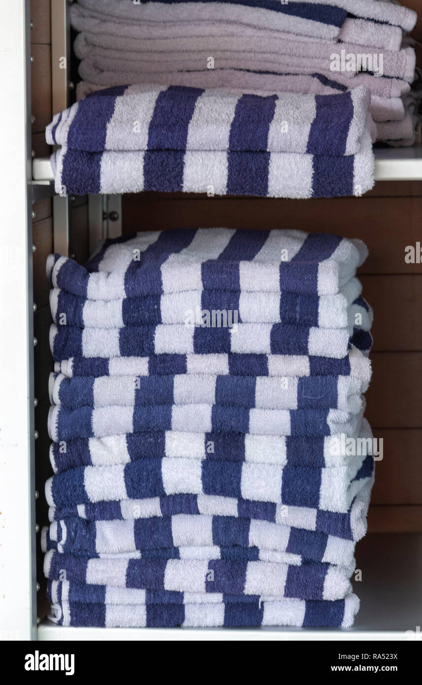 Pile de serviettes pliées bleu et blanc Banque D'Images