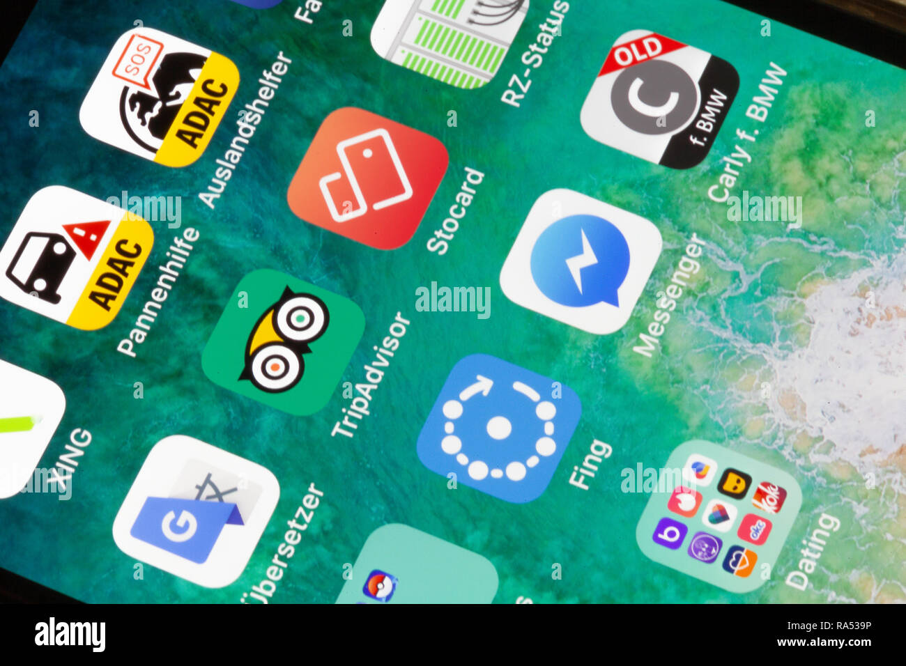 Nuremberg, Allemagne - 29 décembre 2018 : une photo en gros plan de l'écran de l'iPhone d'Apple avec des icônes Tripadvisor, Stocard, ADAC un d'autres apps. Banque D'Images