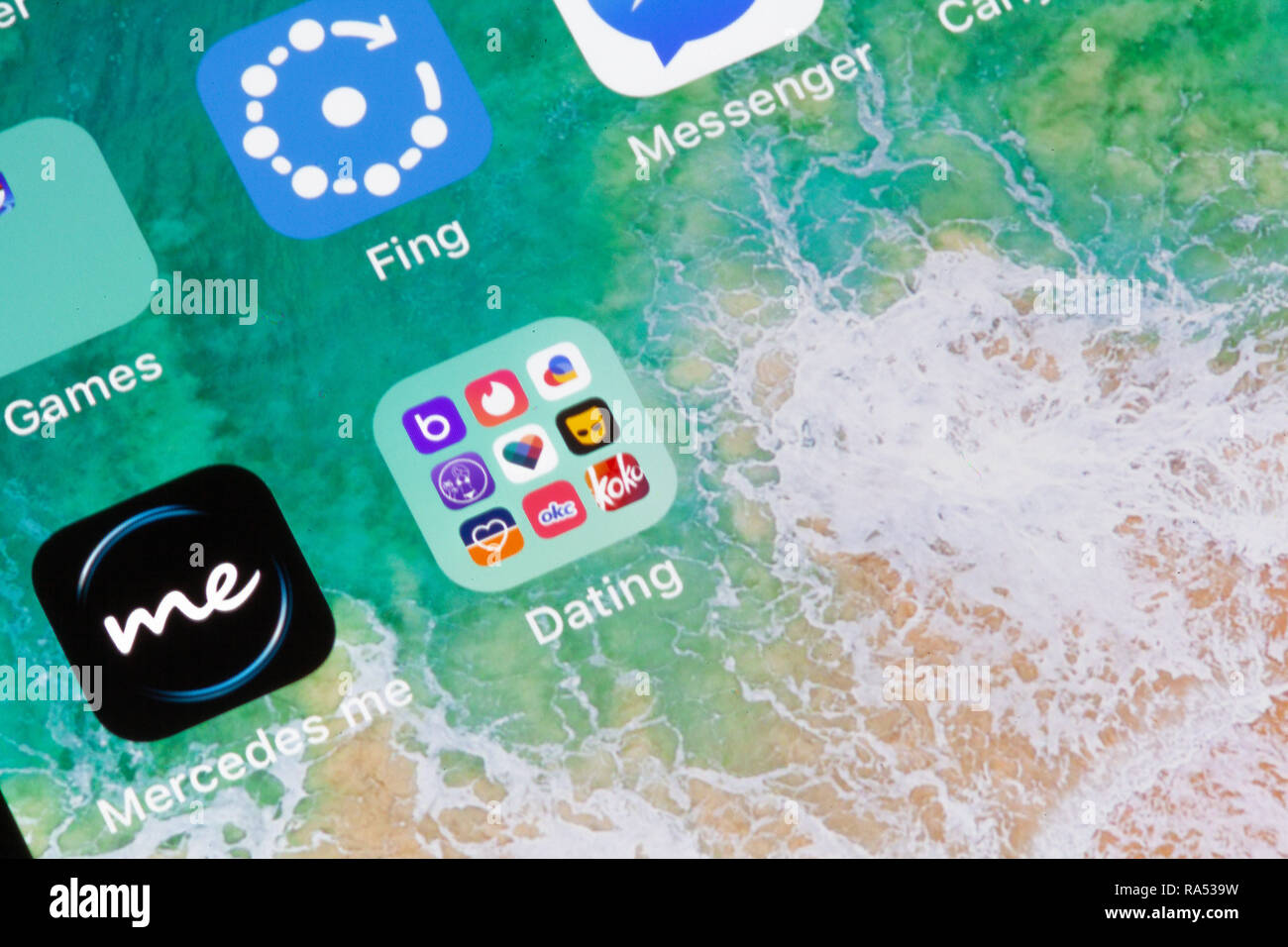Nuremberg, Allemagne - 29 décembre 2018 : une photo en gros plan de l'écran de l'iPhone d'Apple avec des icônes d'apps et de rencontres Mercedes moi et d'autres. Banque D'Images