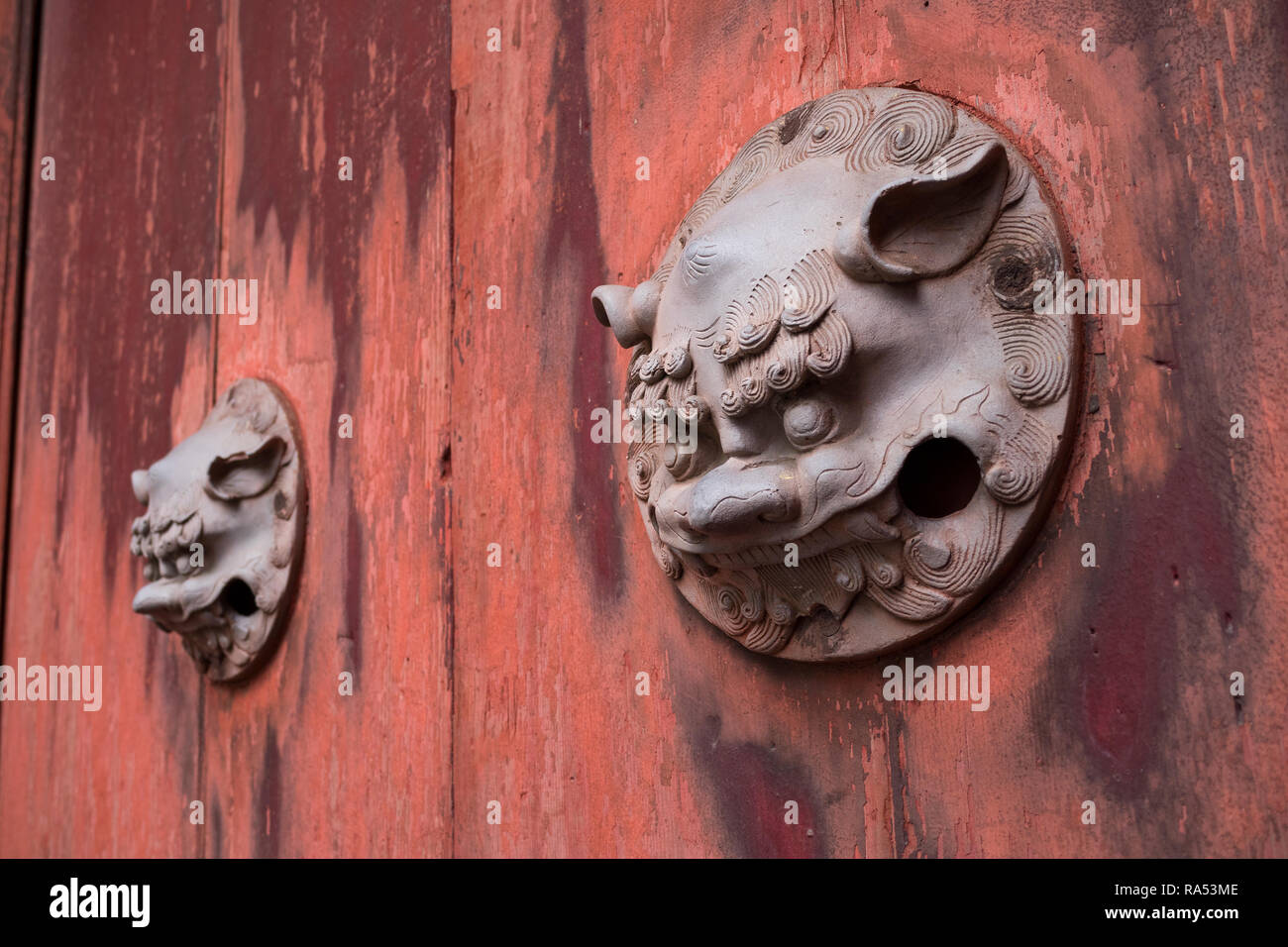 Nagasaki, Japon - 22 octobre 2018 : lion traditionnel à la décoration d'Ryugumon Porte du Temple Sofukuji Banque D'Images