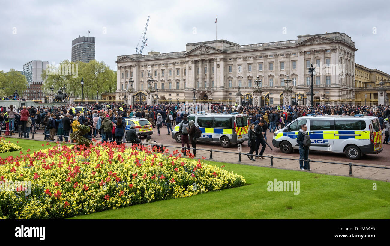 Londres, Royaume-Uni - 29 Avril 2018 : foule watch relève de la garde à Buckingham Palace Banque D'Images