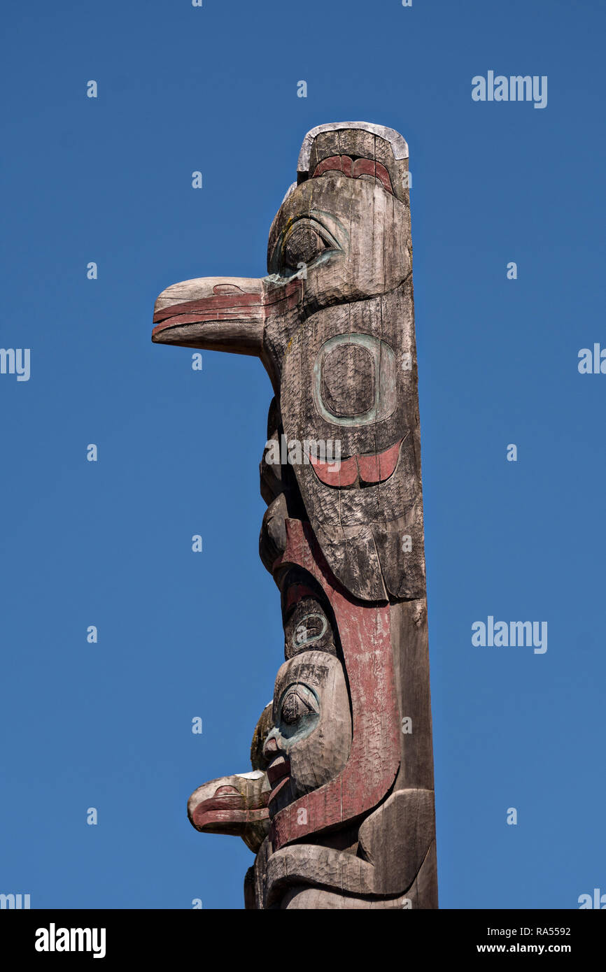 Un totem en tlingit parc totem sculpté par le maître sculpteur Tommy Joseph à Pétersbourg, île Mitkof, en Alaska. Petersburg réglé par immigrant norvégien Peter Buschmann est connue comme la Petite Norvège en raison de la forte proportion de personnes d'origine scandinave mais était à l'origine un camp de pêche autochtone Tlingit. Banque D'Images