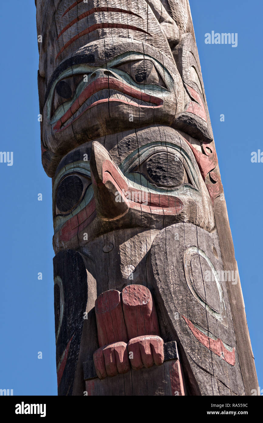 Un totem en tlingit parc totem sculpté par le maître sculpteur Tommy Joseph à Pétersbourg, île Mitkof, en Alaska. Petersburg réglé par immigrant norvégien Peter Buschmann est connue comme la Petite Norvège en raison de la forte proportion de personnes d'origine scandinave mais était à l'origine un camp de pêche autochtone Tlingit. Banque D'Images