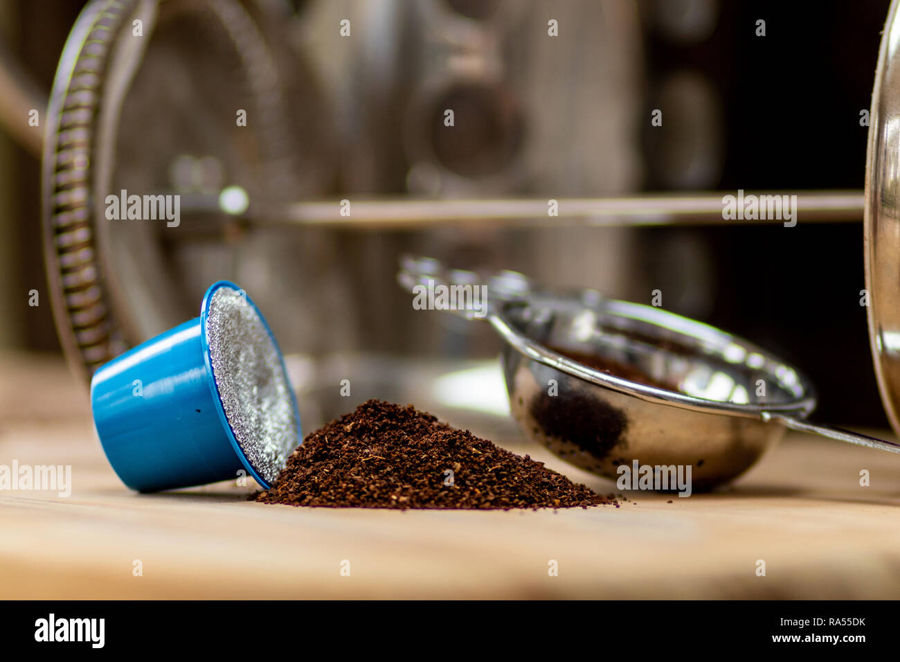Café en dosette spilling out with ground coffee Banque D'Images