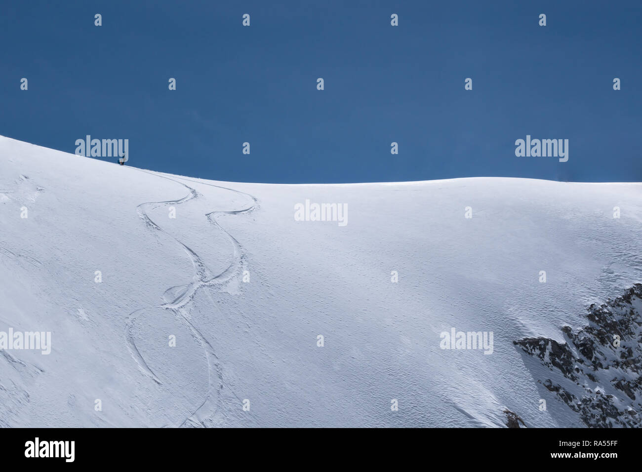 Un seul skieur freeride sur une crête enneigée est en attente de tomber dans dans le Col d'Argentière, France approche et de rendre ses propres pistes Banque D'Images