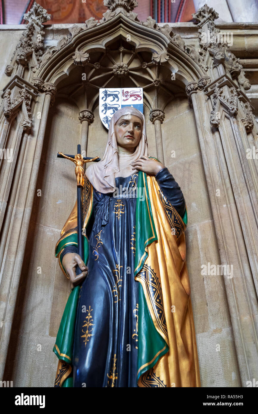 Statue de Saint Monica dans la cathédrale de Salisbury UK Banque D'Images