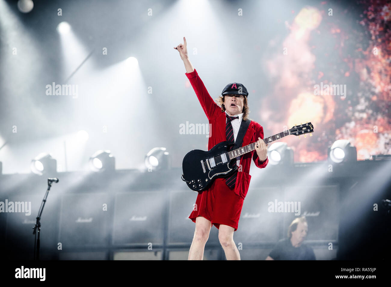 Le groupe de rock australien AC/DC effectue un concert live à Dyreskuepladsen à Roskilde dans le cadre du Rock ou World Tour 2015 buste. Ici musicien et guitariste Angus Young est vu sur scène. Le Danemark, 15/07 2015. À l'exception du Danemark Banque D'Images