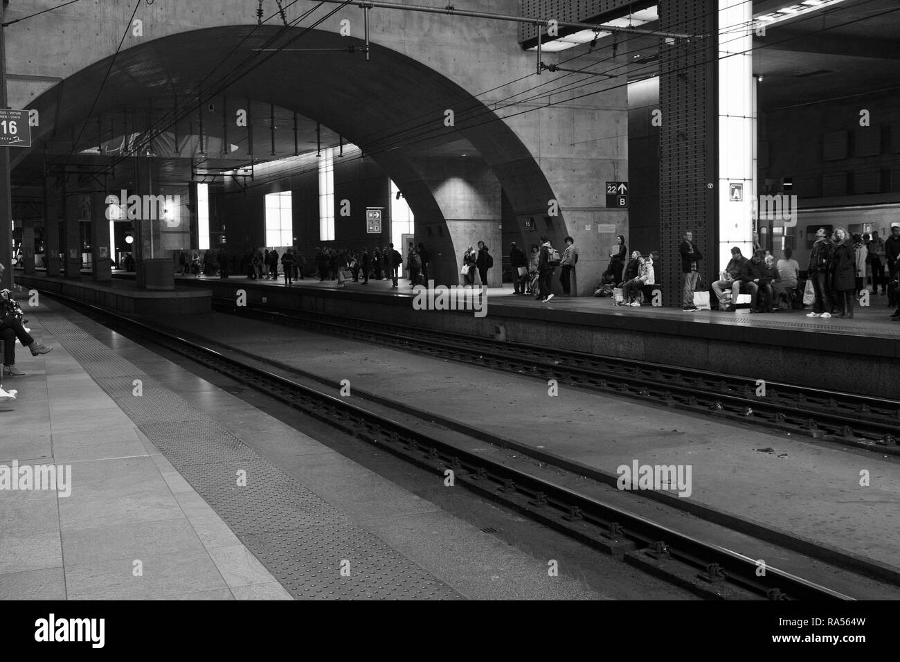 Les passagers d'attendre un train dans la gare d'Anvers, Belgique Banque D'Images