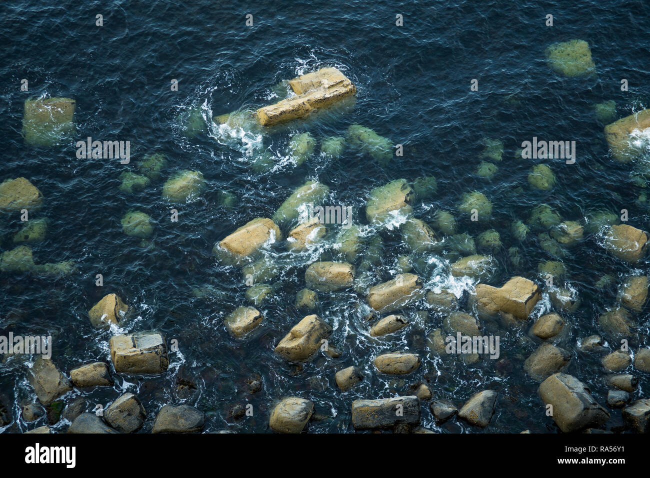 Roches massives avec les vagues de l'océan à la côte écossaise Banque D'Images