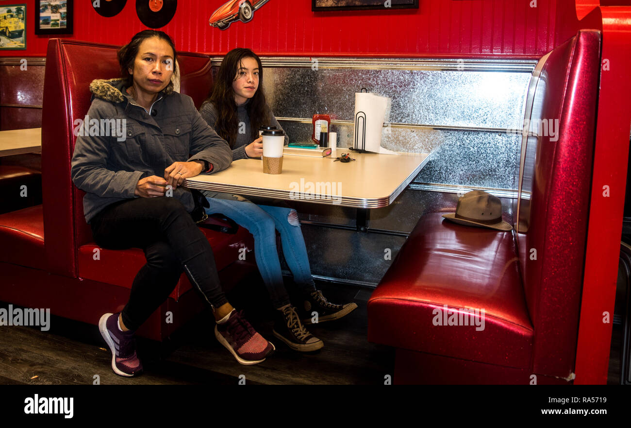 Les jeunes Américains d'origine et sa mère Caroline du Beach diner sitting at table Banque D'Images