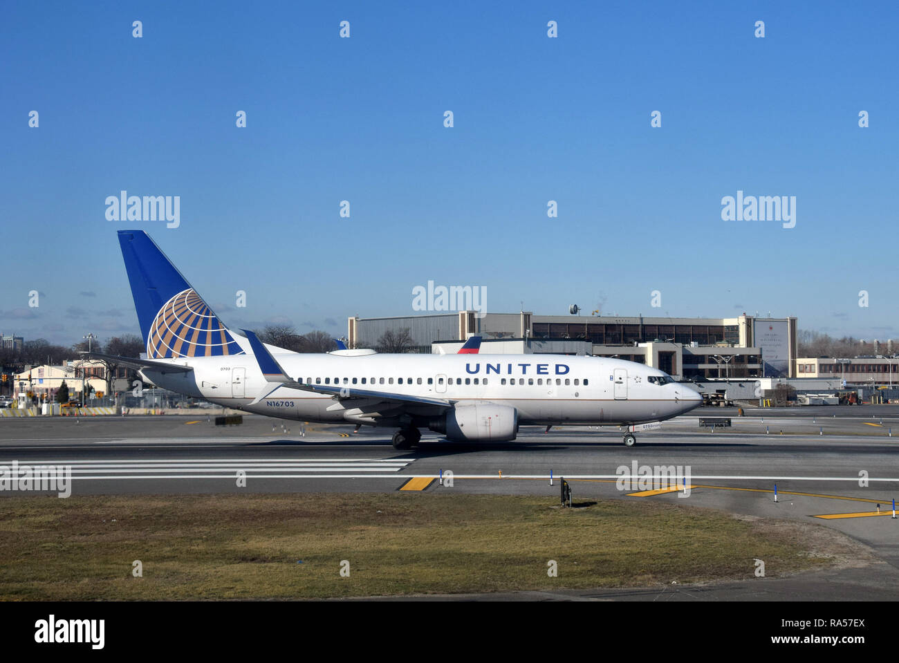 New York, USA - Le 26 janvier 2016 : United Airlines Boeing 737 avions de transport de passagers s'écarte de la ville de New York LaGuardia Airport à sa base à Houston Banque D'Images