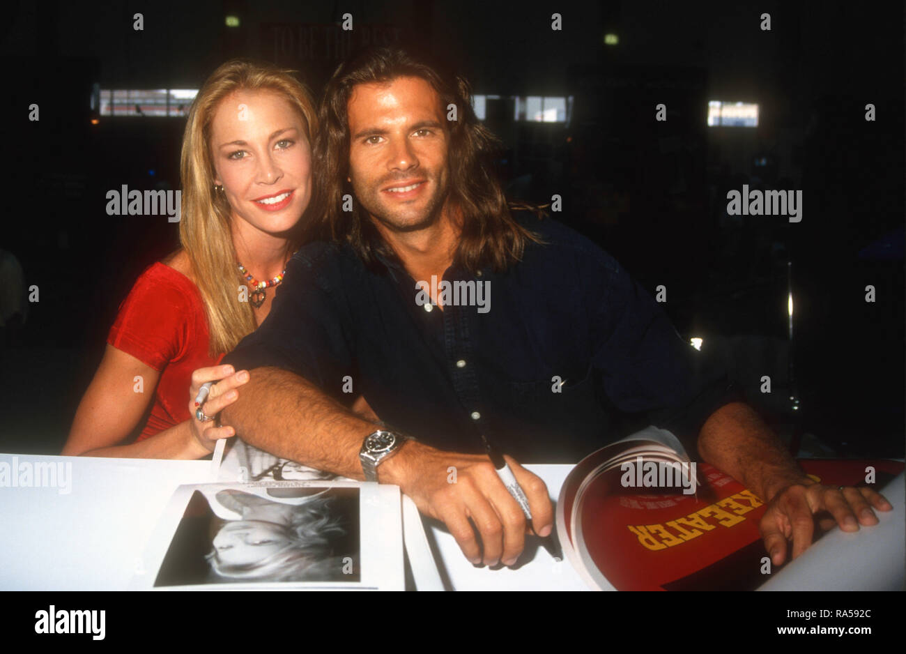 LAS VEGAS, NV - 12 juillet : Kathleen Kinmont actrice et acteur Lorenzo Lamas assister à la 12e édition Video Software Dealers Association (VSDA) Convention et Expo le 12 juillet 1993 à la Las Vegas Convention Center à Las Vegas, Nevada. Photo de Barry King/Alamy Stock Photo Banque D'Images