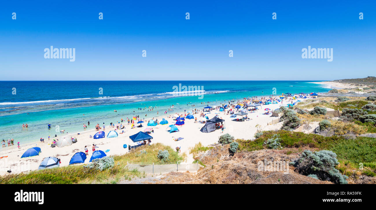Tentes de plage, les refuges et les parasols sur une plage bondée en plein milieu de la journée avec un score de 13 UV. , WA, Australie Yanchep Banque D'Images