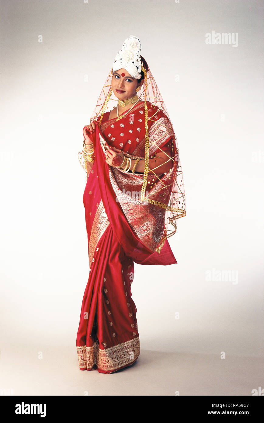 Un PORTRAIT D'UN BENGALI Mariée habillé en SAREE traditionnel et des BIJOUX Banque D'Images