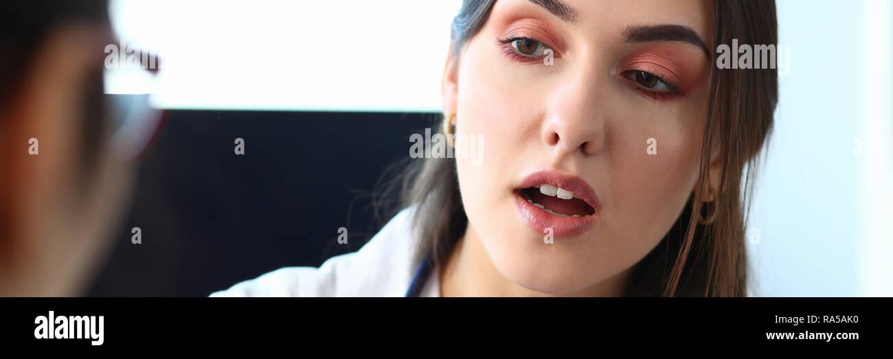 Beautiful smiling female doctor talk with patient Banque D'Images