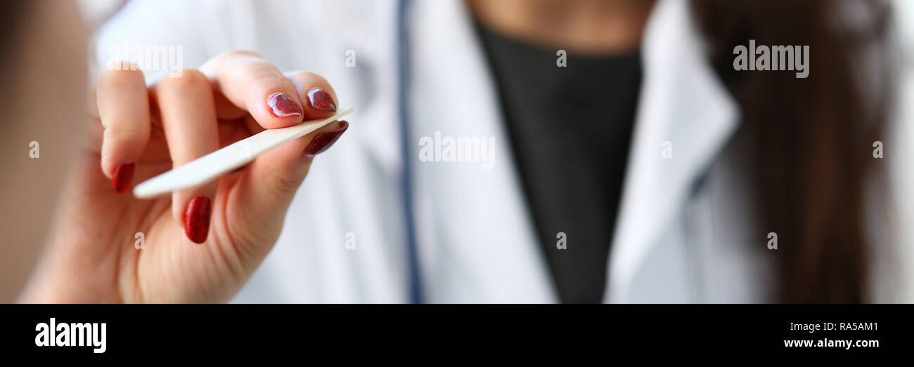 Beautiful smiling female doctor talk with patient Banque D'Images