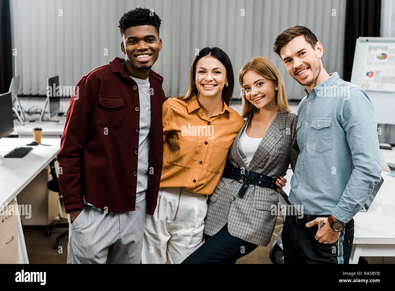 Portrait of young smiling woman multiracial dans office Banque D'Images