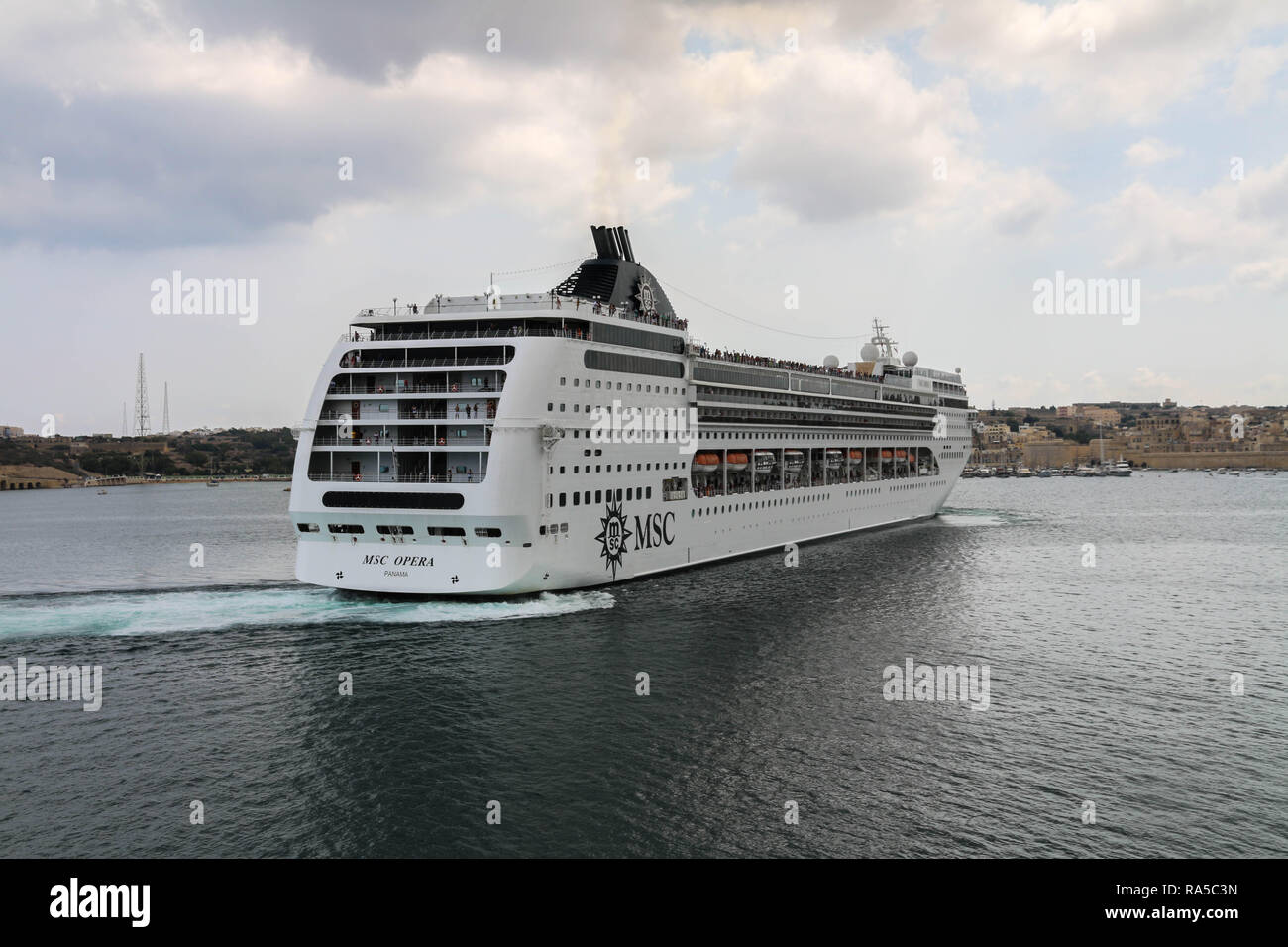 MSC Opera cruiser est entré à La Valletta's Harbour à La Valette, Malte Banque D'Images