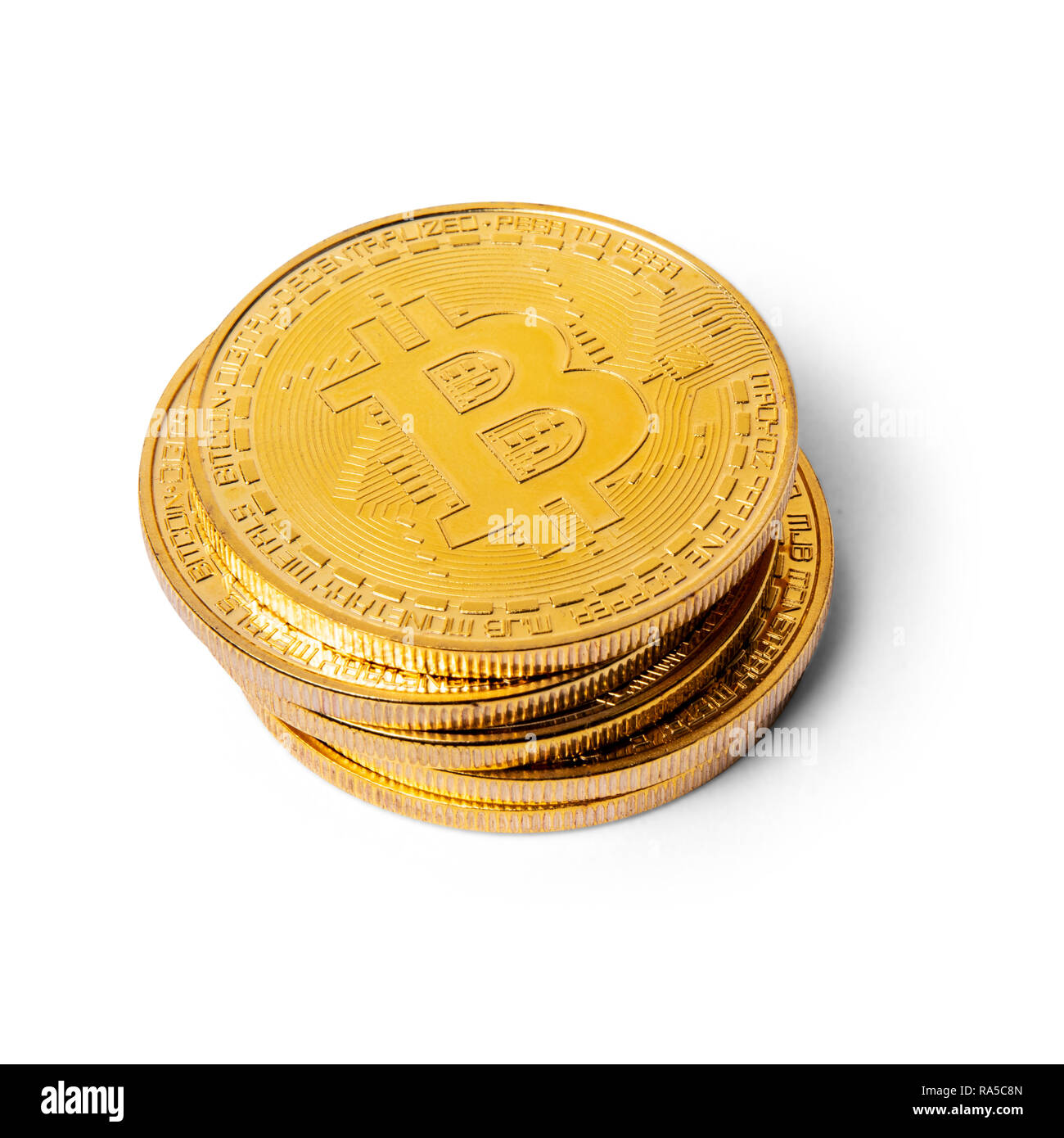 Pile de Bitcoin sur fond blanc Banque D'Images