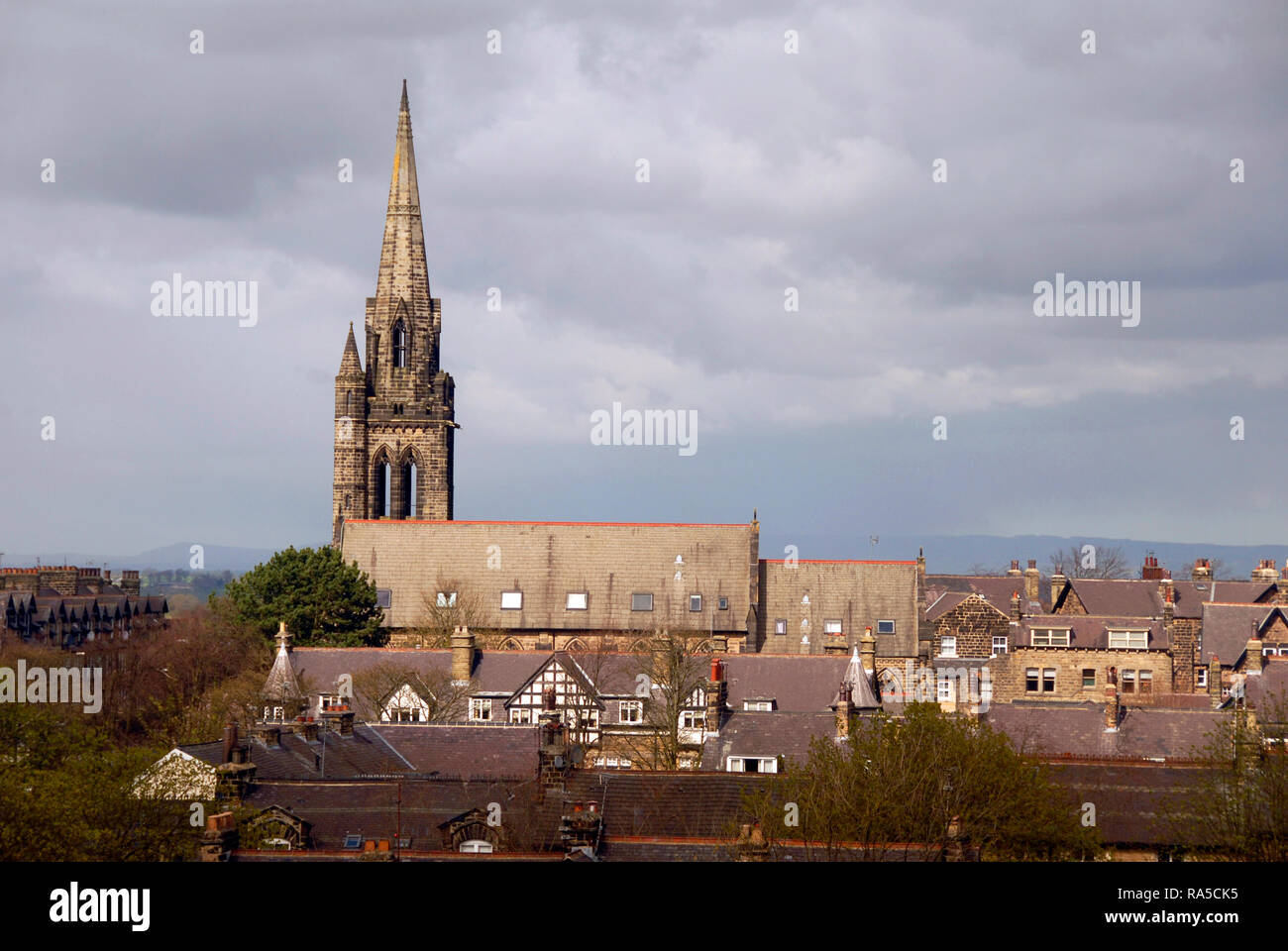 Eglise avec clocher, vue dominant une propriété résidentielle, Harrogate, Yorkshire, Angleterre Banque D'Images