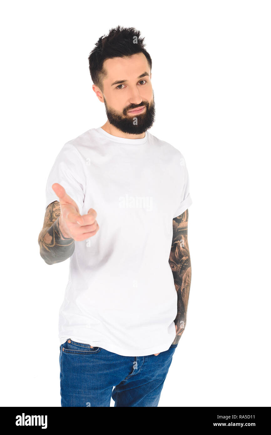 Beau barbu avec des tatouages pointant du doigt avec camera isolated on white Banque D'Images