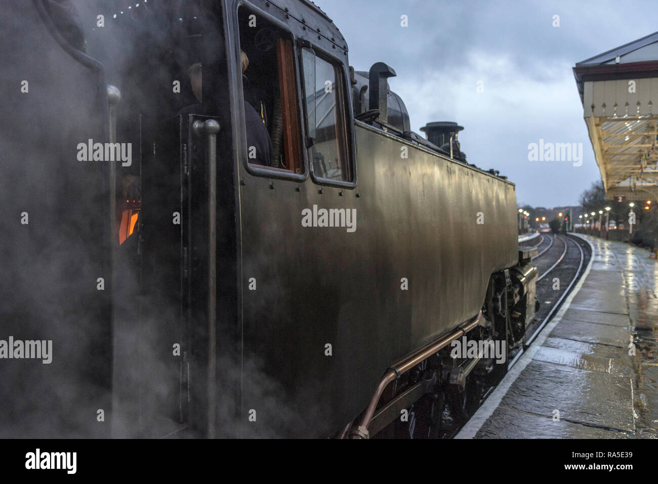 Locomotive à vapeur du patrimoine réservoir du moteur. Soirée d'hiver à Ramsbottom station sur l'East Lancashire Railway. Banque D'Images