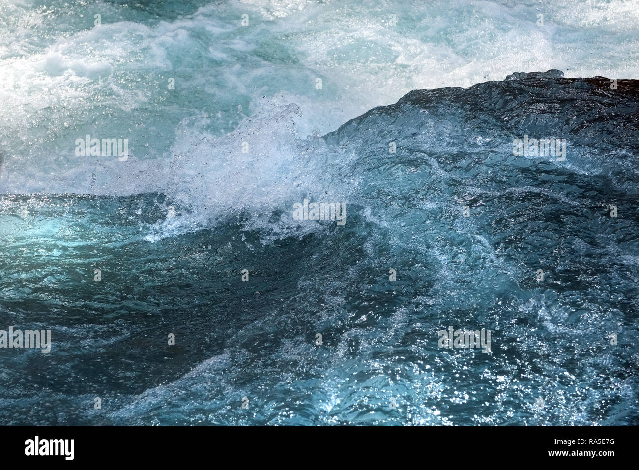 Rivière qui coule dans l'himalaya Banque D'Images